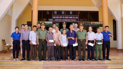 Thăm hỏi, tặng quà các gia đình thương binh, liệt sĩ tại Quảng Trị
