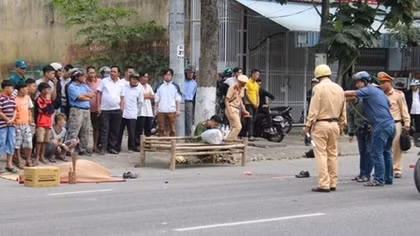Xe buýt chạy ẩu tông thẳng vào 2 cha con