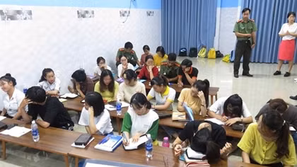 Núp bóng trung tâm đào tạo tiếng nước ngoài để truyền đạo trái phép 