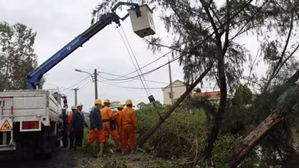 Hơn 411.000 dân 6 tỉnh, thành miền Trung mất điện vì bão số 13