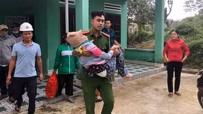 Công an Đà Nẵng giúp dân ven biển, vùng trũng thấp sơ tán đến nơi trú bão an toàn 