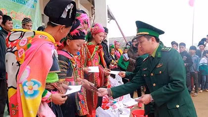 Chương trình “Áo ấm biên cương - Nâng bước em tới trường”