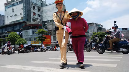 CSGT giúp thí sinh và người nhà thí sinh trong đợt thi lớp 10