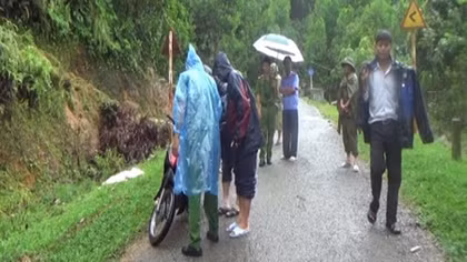 Xe máy lao dốc “húc” chết bà lão bên đường