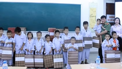 Học viện Chính trị CAND tặng quà cho các cháu ở Viện Huyết học