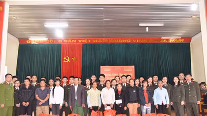 Ấm áp chương trình tình nguyện Tết nguyên đán với người dân Thu Ngạc