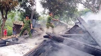 “Bà hỏa” đến thăm nhà sàn UBND xã