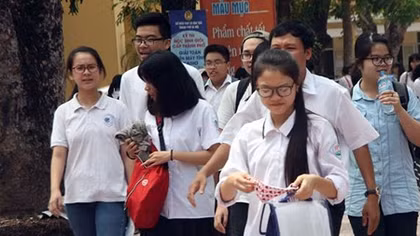 Tuyển sinh lớp 10: Phụ huynh đau đầu tìm chỗ học cho con