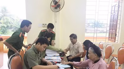 Công an huyện xuống cơ sở cấp thẻ căn cước lưu động cho dân