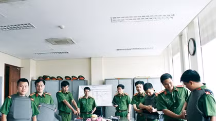 Cảnh sát truy nã với chuyện ly kỳ khóa tay đối tượng nguy hiểm