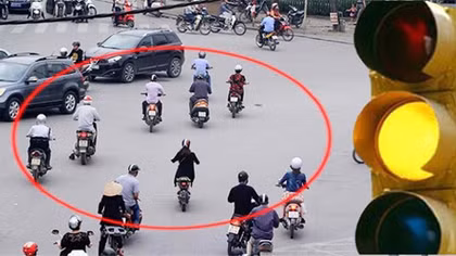 Dư luận tranh cãi với quy định phạt lỗi vượt đèn vàng