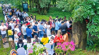 Khách xếp hàng dài để xem nhà mẫu và mua nhà tại Ecopark