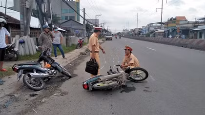 Xe máy va chạm trên QL1A, 2 người nhập viện 