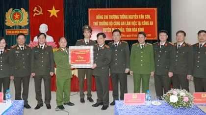 Thứ trưởng Nguyễn Văn Sơn làm việc tại Công an huyện Mai Châu