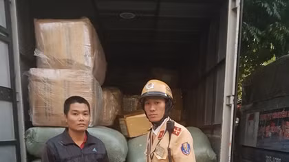 CSGT phát hiện xe thư báo “ngụy trang” chở hàng lậu