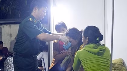 Bị bạn trêu đùa, 2 nữ sinh ăn lá ngón thương vong