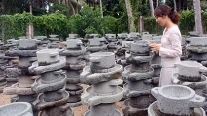 Bộ sưu tập khu vườn… cối xay bằng đá của một phụ nữ