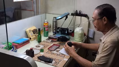 Người "chữa bệnh" cho máy ảnh cao tuổi nhất Sài Gòn 