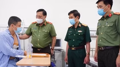 Khen thưởng tài xế taxi dũng cảm bắt giữ đối tượng giết người, trốn truy nã 