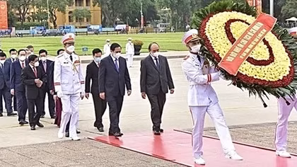 Lãnh đạo Đảng, Nhà nước và Bộ Công an vào Lăng viếng Chủ tịch Hồ Chí Minh