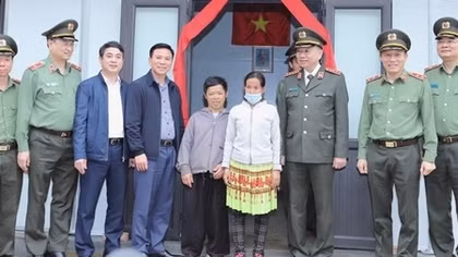 Những ngôi nhà của ý Đảng, lòng dân