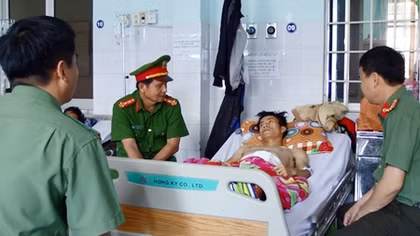 Lãnh đạo Công an tỉnh thăm hỏi cán bộ, chiến sỹ bị thương