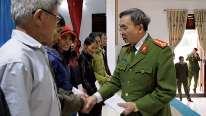 ĐH Cảnh sát nhân dân TP Hồ Chí Minh trao tặng 100 triệu đồng cho nhân dân vùng lũ