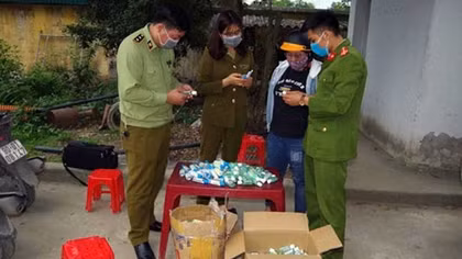 Thu giữ 500 chai nước rửa tay không rõ nguồn gốc xuất xứ