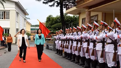 Phó Chủ tịch nước Đặng Thị Ngọc Thịnh thăm, chúc mừng Công an tỉnh Yên Bái