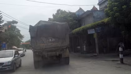 Nhiều chủ tịch xã bị kỷ luật vì để xe chở cát sỏi quá tải