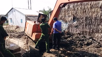 Kẹt đầu vào cần trục máy cuốc, thợ sửa máy tử vong 