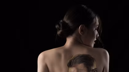 Mẫu nude: Nghề của những cạm bẫy?