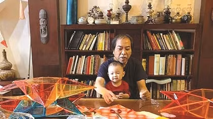Người nhìn thấy sóng ở dưới đáy sông