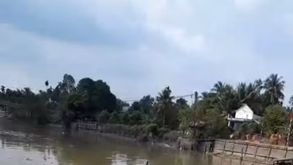 Ba căn nhà bị sạt xuống kênh 