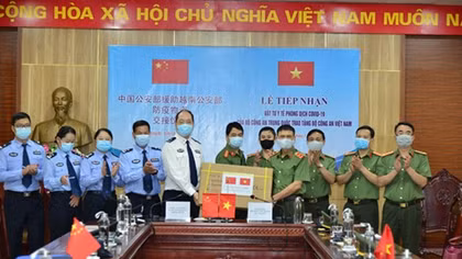 Tiếp nhận vật tư y tế do Bộ Công an Trung Quốc trao tặng