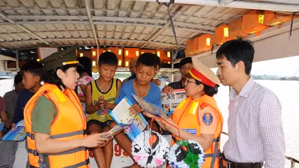 Tặng quà Tết Trung thu trẻ em làng chài sông Cấm