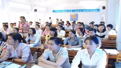 Thừa thầy, thiếu thợ, nhiều cử nhân phải "học lùi"
