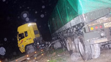 Xe container mất lái “leo” lên đường sắt, hàng chục đoàn tàu bị chậm giờ