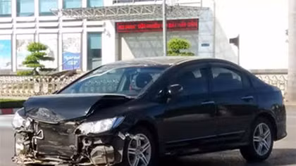Cố vượt đèn đỏ, hai xế hộp đấu đầu