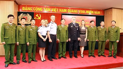 Trao Kỷ niệm chương Bảo vệ ANTQ tặng Trưởng sĩ quan liên lạc Cảnh sát Liên bang Australia 