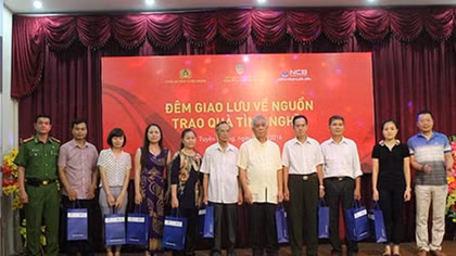 Đêm giao lưu về nguồn trao quà tình nghĩa