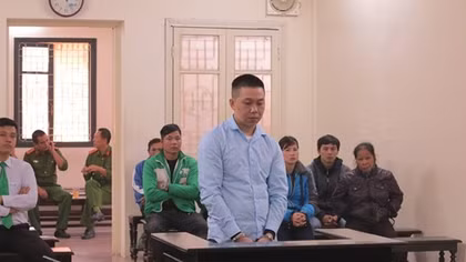 Lĩnh 10 năm tù vì hất cảnh sát trên nắp capô
