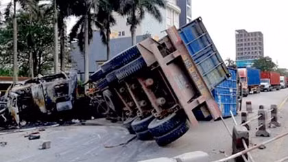 Container tông xe đầu kéo rồi bốc cháy, 2 vợ chồng tử vong
