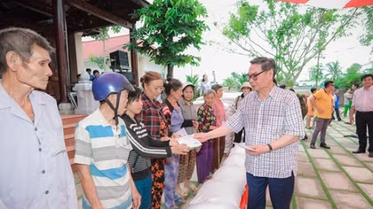 Trao 600 suất quà cho người nghèo tại huyện Vĩnh Thuận 