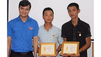 Tặng huy hiệu " Tuổi trẻ dũng cảm" cho thanh niên dũng cảm cứu người
