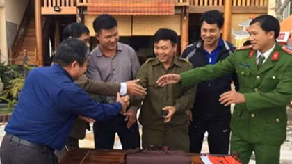 Nhân viên nhà hàng trả lại túi xách có nửa tỷ đồng cho khách để quên