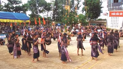 Truyền dạy cồng chiêng cho thanh, thiếu niên dân tộc Gia Rai và Hà Lăng