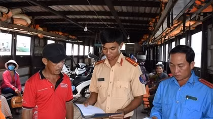 Lan tỏa cuộc vận động “Văn hóa giao thông với bình yên sông nước”