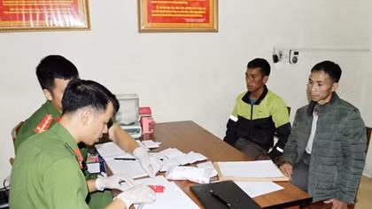 Khám phá vụ vận chuyển 1 bánh heroin và gần 2.000 viên ma túy tổng hợp