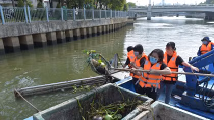 Hơn 100 tình nguyện viên dọn rác bảo vệ môi trường